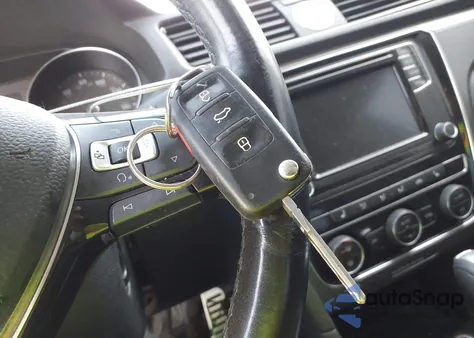 2017 Volkswagen Passat 1.8T R-Line из США, поврежденный, VIN 1VWDT7A33HC078077